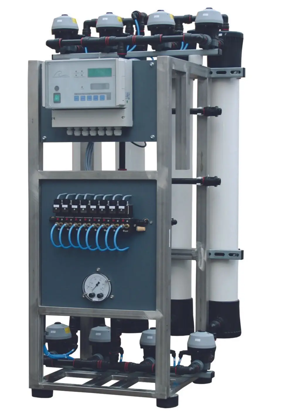 Ultrafiltrationsanlage von Judo mit mehreren Pumpen, Steuergerät, Druckmanometer und Rohren in einem stabilen Gestell zur Wasseraufbereitung.